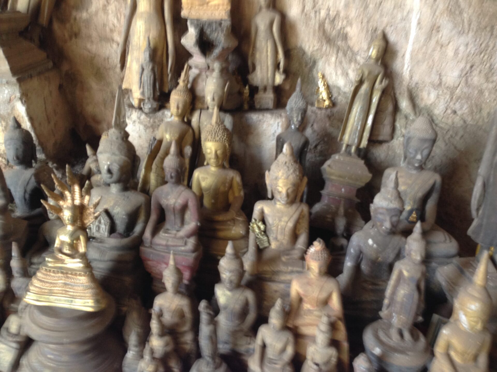 パク・ウー洞窟の仏像