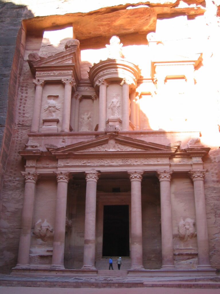 隙間から見えるエル・ハズネ