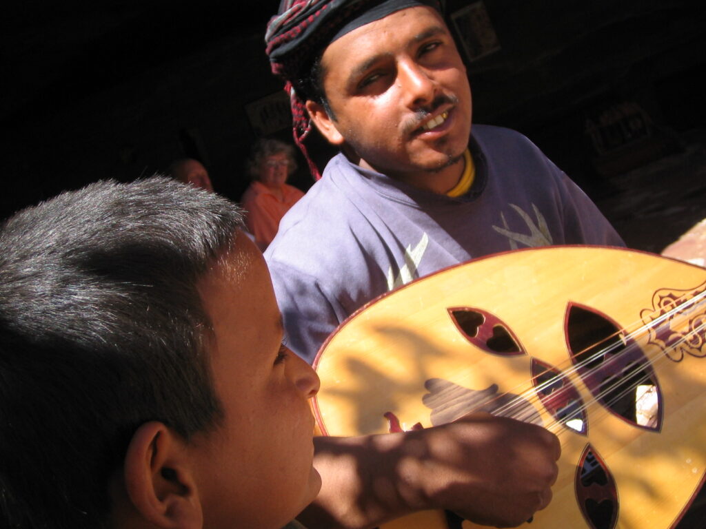 楽器を弾く青年