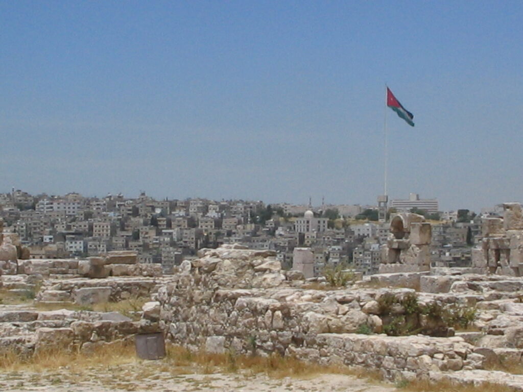 アンマンの街並みと国旗