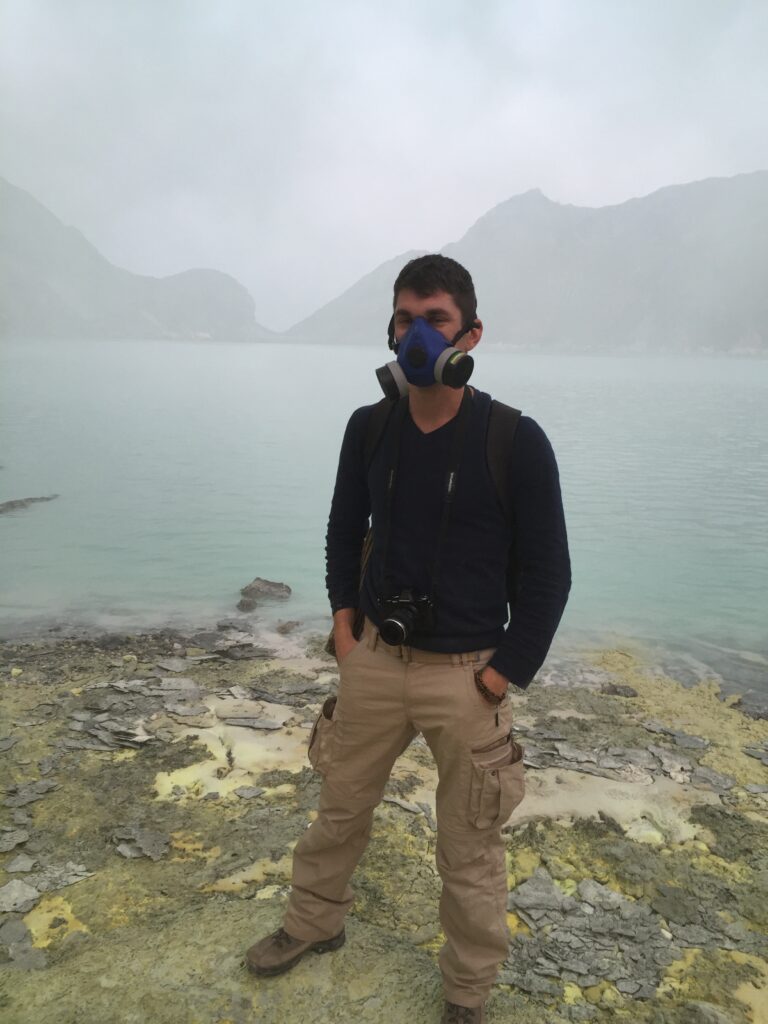 有毒ガスが噴き出す火口