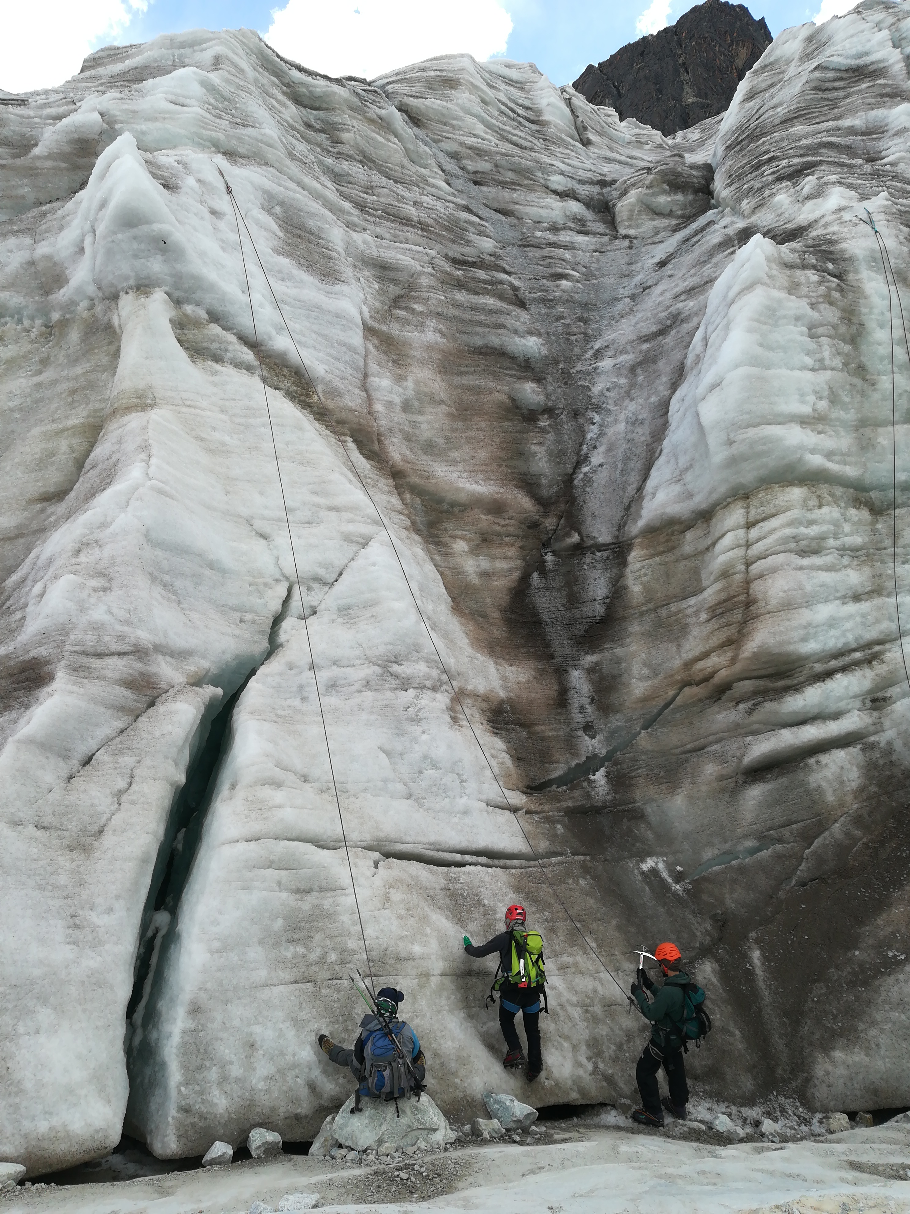 氷河でのアイゼントレーニング