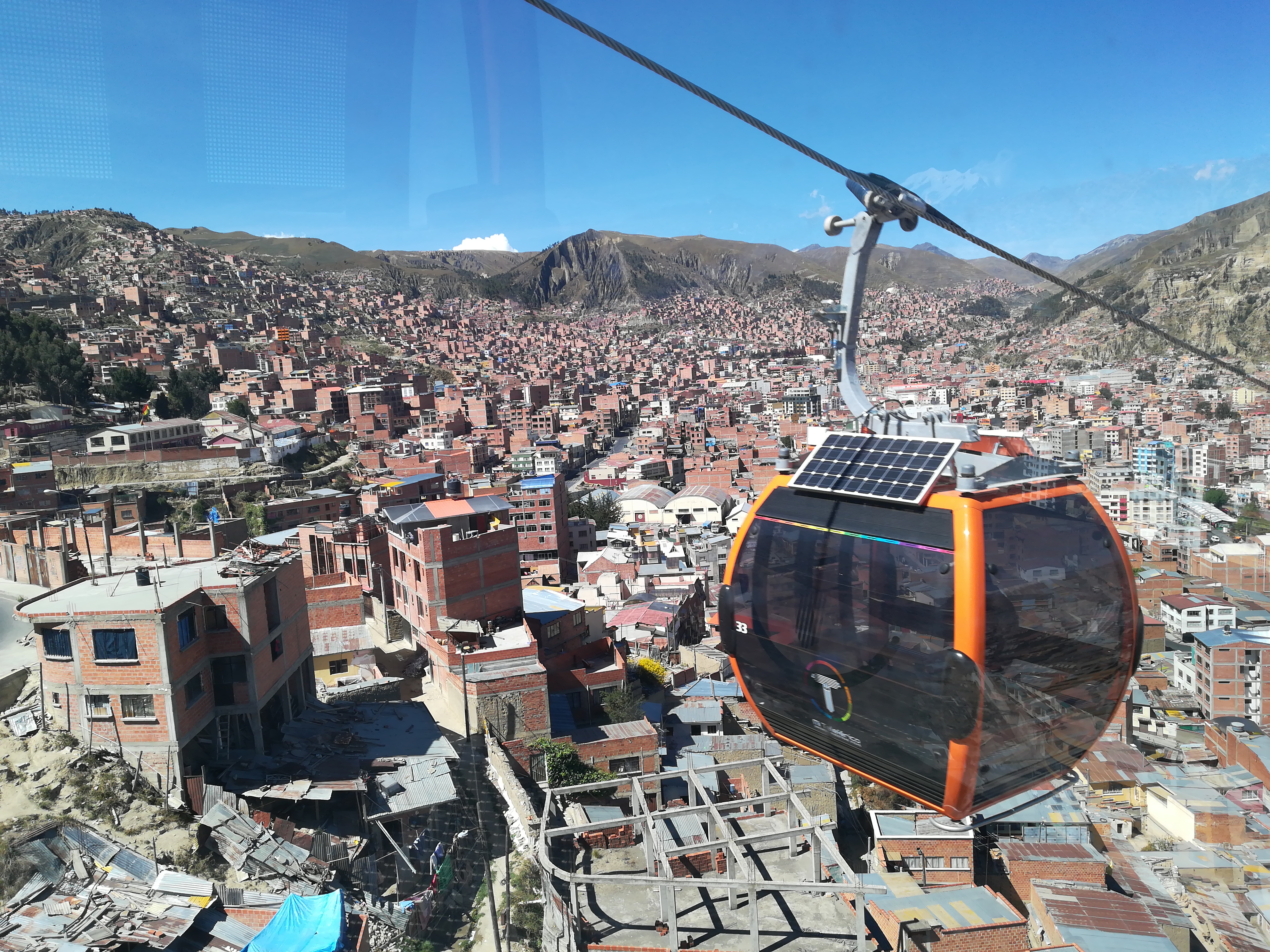 ラパスの街並みとイリマニ山