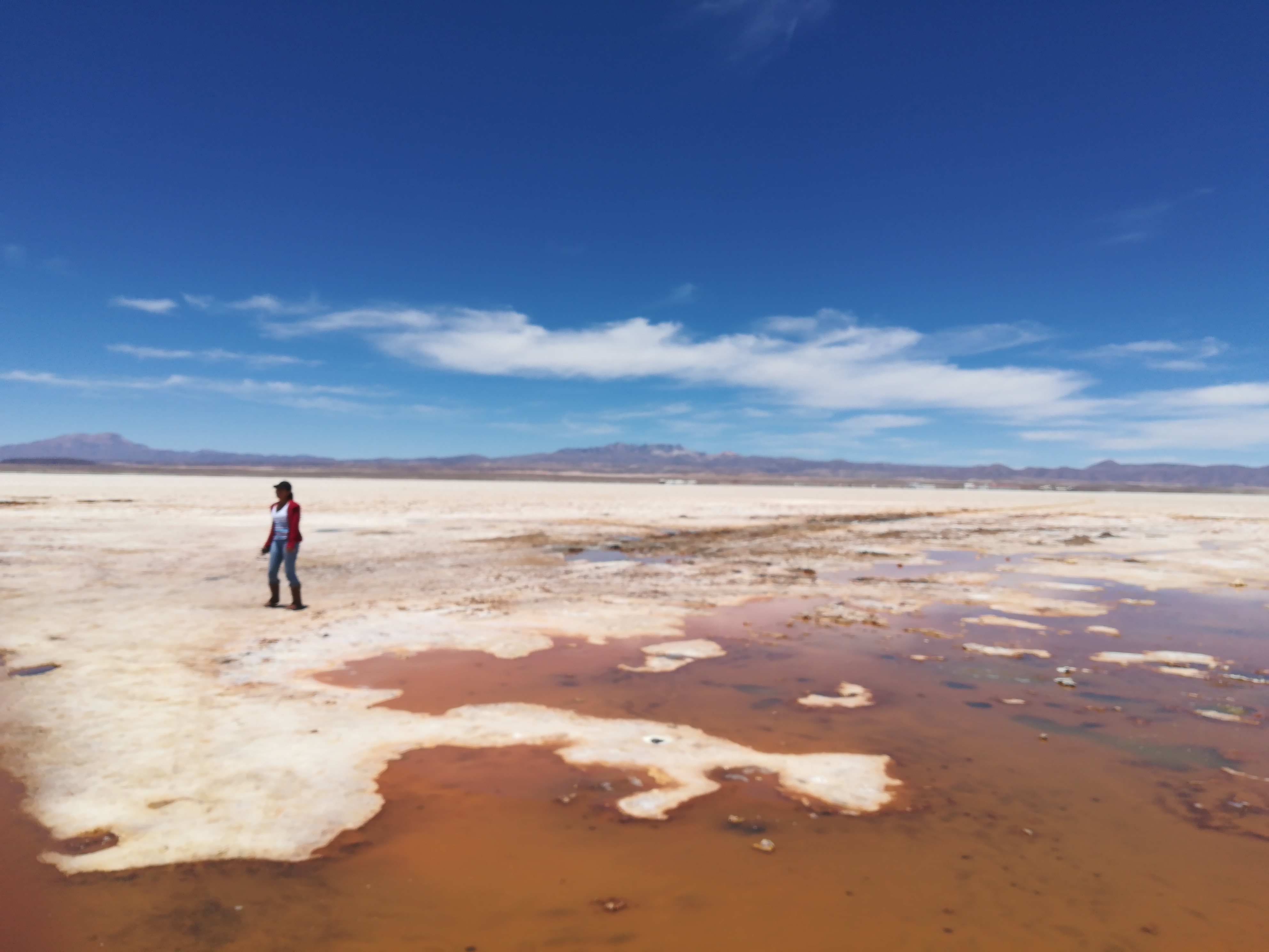 ウユニの赤い水たまり