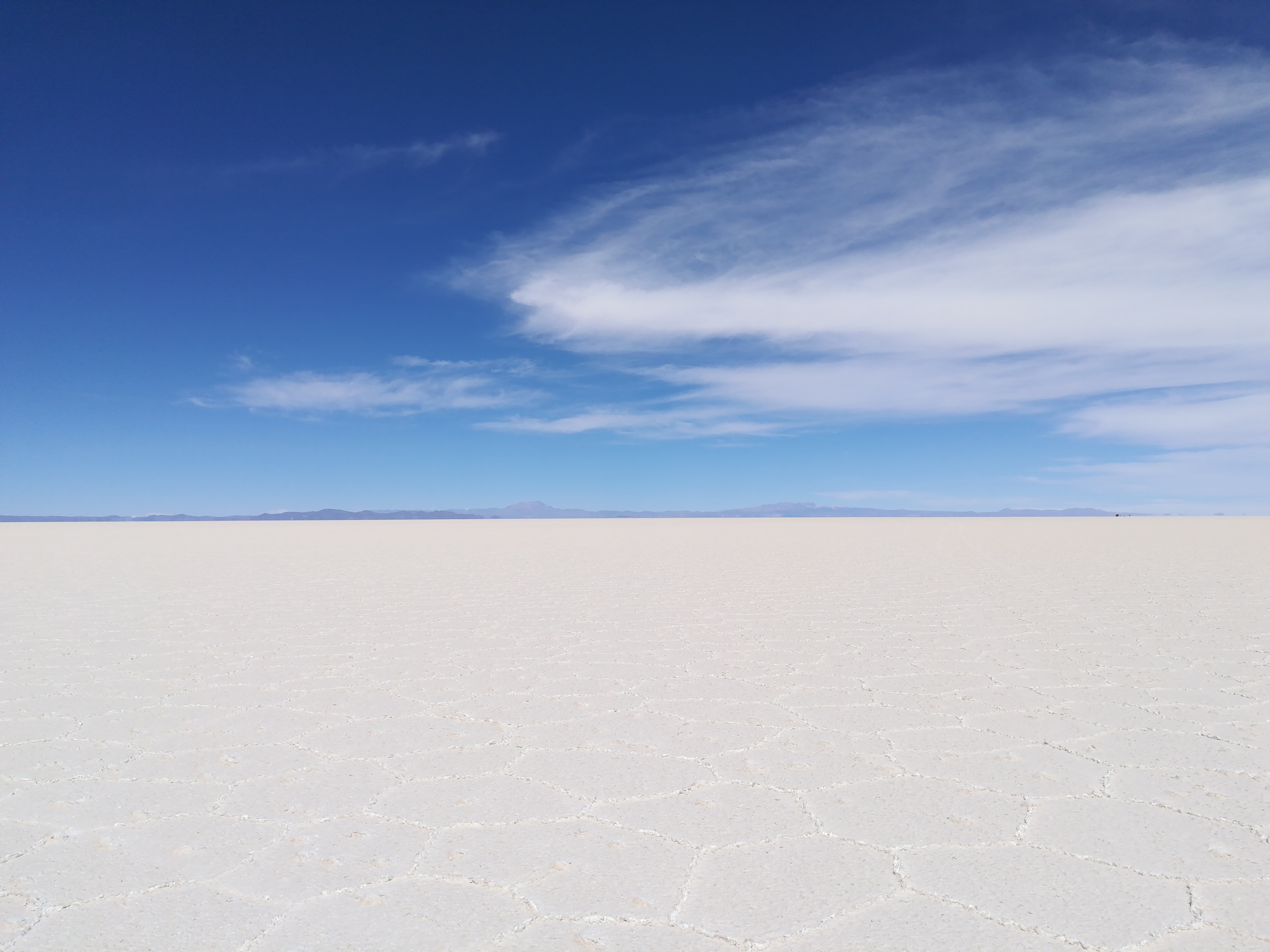 見渡す限りの白いウユニ塩湖