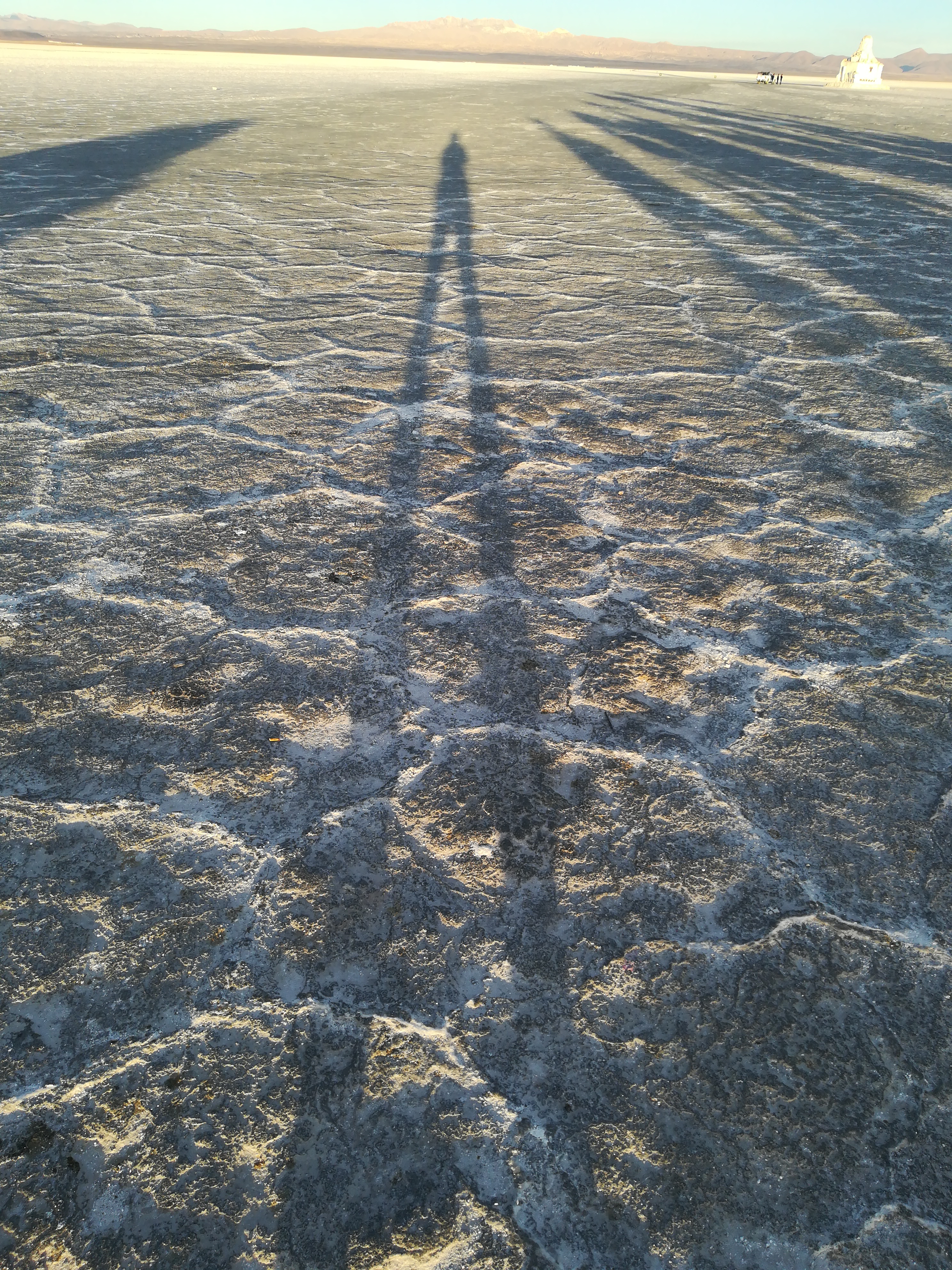 ウユニ塩湖に伸びる影